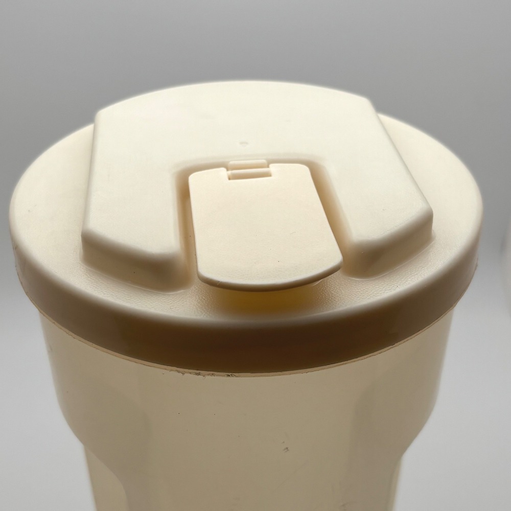 Rubbermaid Servin Saver 2 Quart Pitcher Almond Snap Top Lid Vintage 0038 1.9L - Picture 3 of 5